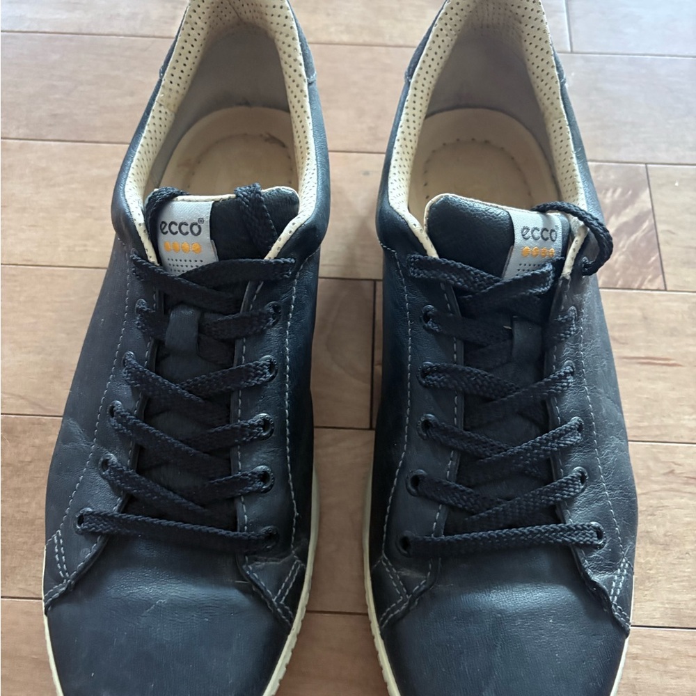 Ecco Men's Black and Cream Sneakers
